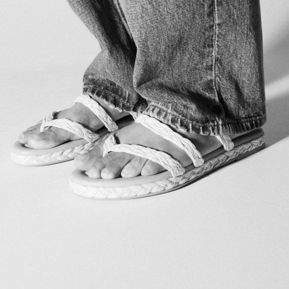 NWT. Zara Cream  Zara Woven Flat Sandals. Size 7,5. - Picture 6 of 7